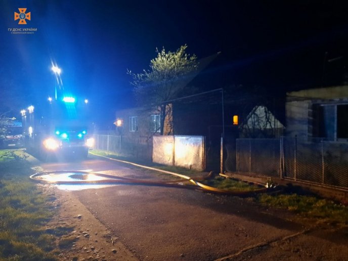 Розбудили жінку і винесли з хати 4 дітей: вночі ледь не сталась трагедія – 02