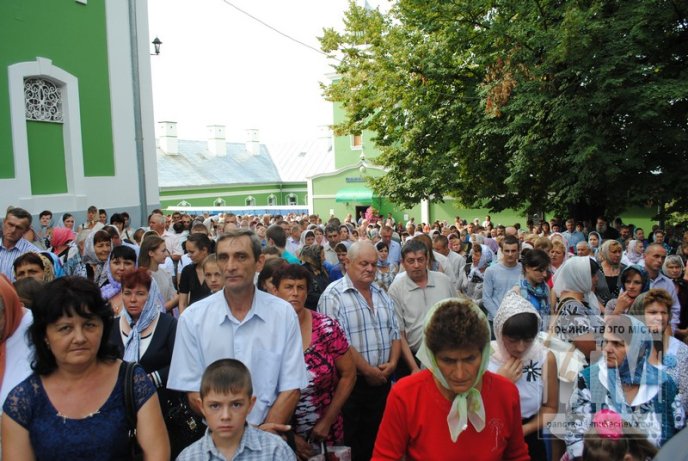 Тисячі вірників прийшли помолитись до мукачівського Свято-Миколаївського жіночого монастиря (ФОТО) – 14 Тисячі вірників прийшли помолитись до мукачівського Свято-Миколаївського жіночого монастиря (ФОТО) – 14