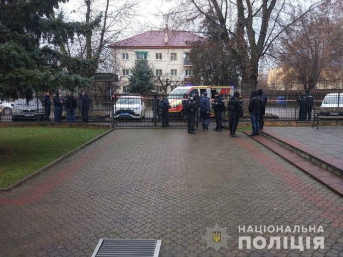 Правоохоронці встановлюють особу аноніма, який повідомив про замінування суду – 01