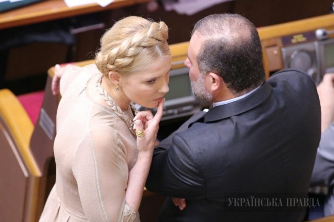 Журналісти зловили Балогу з Тимошенко під час "милої" бесіди – 01