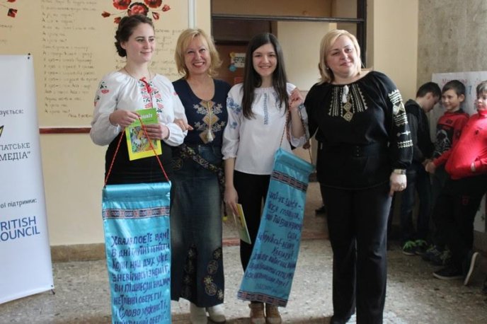 У фойє ЗОШ №13 міста Мукачева урочисто відкрили стінопис "Берегині слова" – 12 У фойє ЗОШ №13 міста Мукачева урочисто відкрили стінопис "Берегині слова" – 12