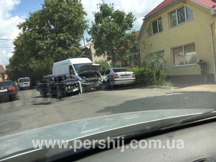 У Берегові зіткнулись "ВАЗ" та "Mercedes Sprinter" – 01