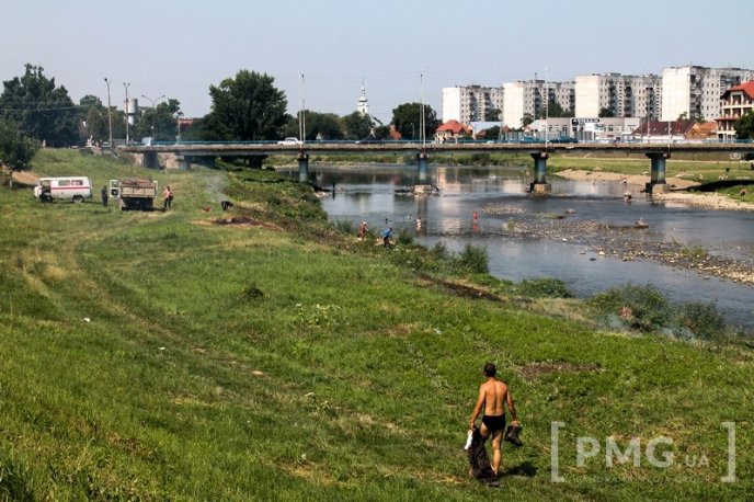 Окрім спеки, відпочивальників у Мукачеві "добиває" дим  – 04
