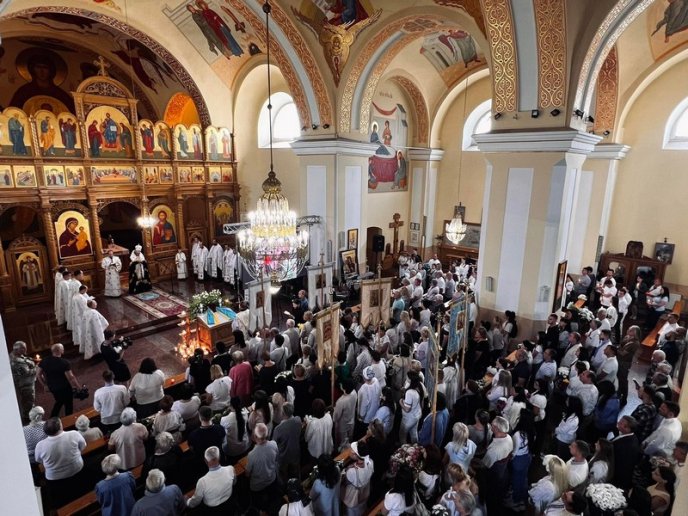 На похорон прийшли сотні людей: Мукачево попрощалося із Романом Жуком – 08