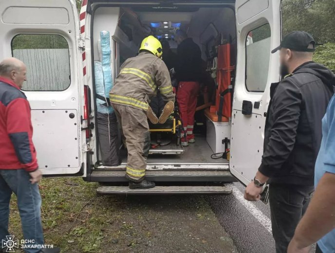 Двох людей затисло в салоні машини: в області сталась ДТП – 02 Внаслідок ДТП постраждало кілька людеей