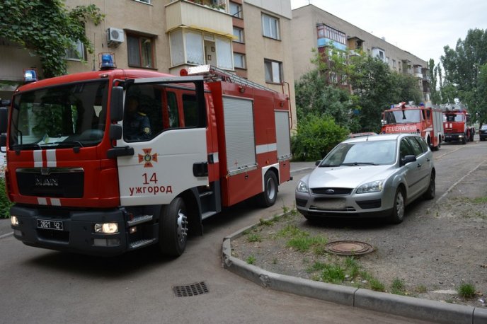В Ужгороді загорілася квартира. Пожежу гасили 11 рятувальників – 01
