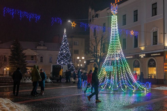У Мукачеві з’явилась святкова новорічна фотозона – 05