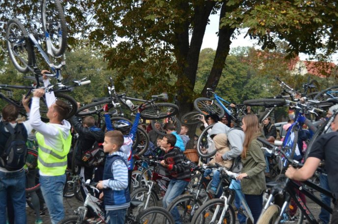 В Ужгороді відбувся велозаїзд "Night Ride" у светрах – 06
