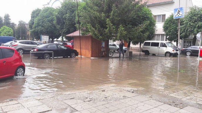 Закарпатське місто після дощу перетворилося на Венецію – 09