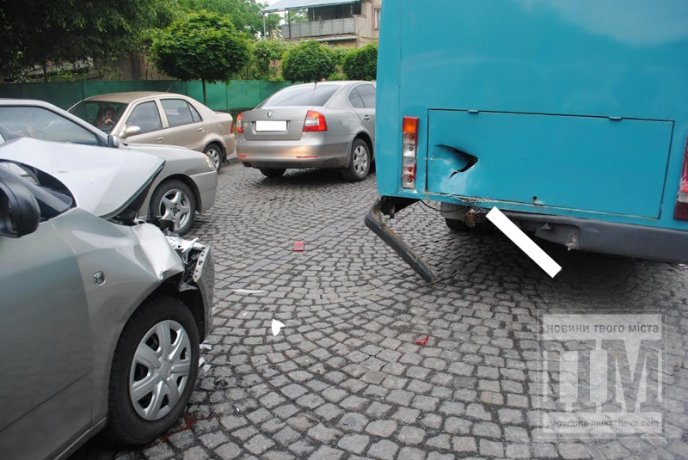 У Мукачеві велика ДТП: зіткнулись чотири автомобілі – 05
