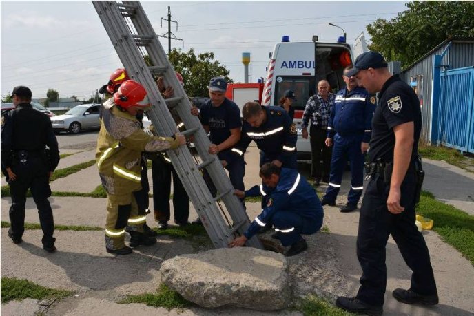В Ужгороді чоловік впав у відкритий каналізаційний люк – 01