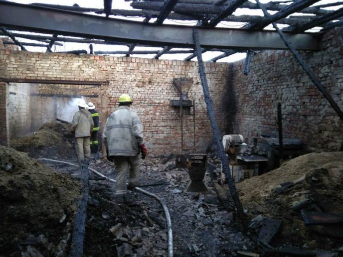 14 рятувальників гасили пожежу на підприємстві – 03