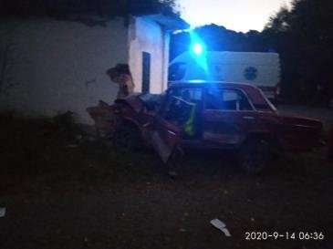 Вдосвіта водій на "Жигулях" врізався у автобусну зупинку: загинула людина – 03