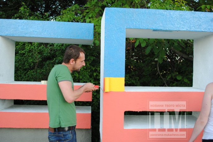 Вказівник Мукачево отримав "обличчя" кольорів державного прапору (ФОТОРЕПОРТАЖ) – 13