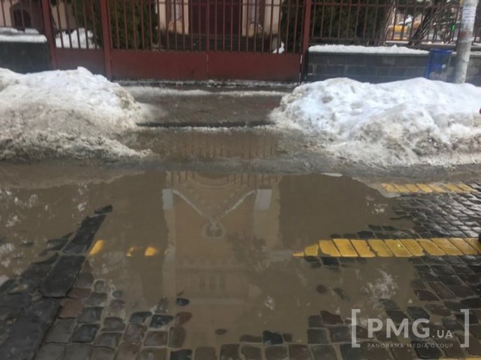 Відлига у Мукачеві: вулиці міста перетворилися на суцільні калюжі – 02