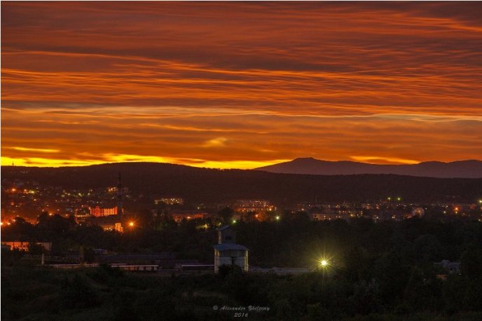 Користувачі мережі милуються дивовижним небом над Ужгородом – 03