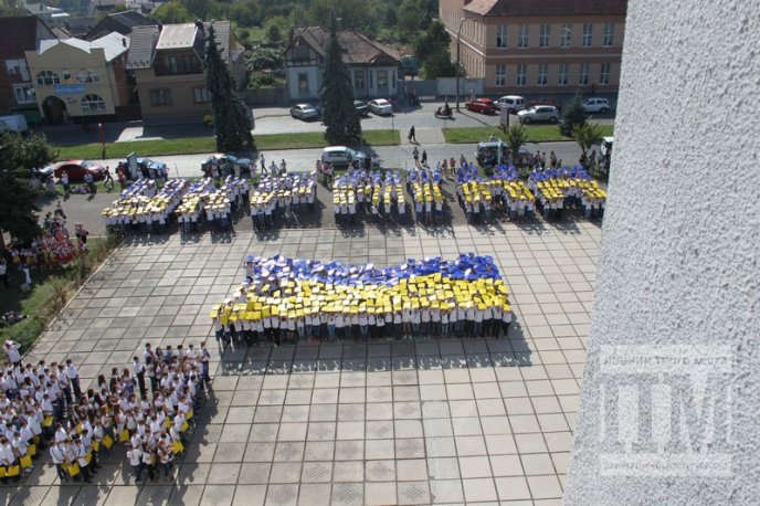 Мукачівські школярі присвятили патріотичний флешмоб єдиній Україні (ФОТОРЕПОРТАЖ) – 02