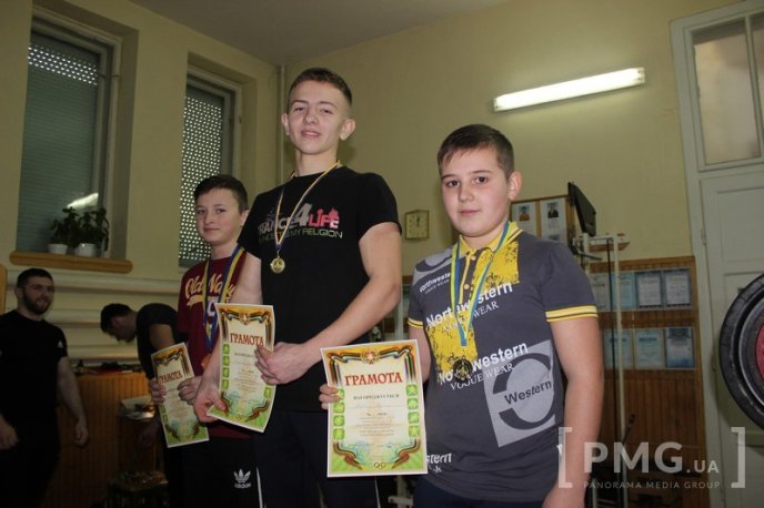 У Мукачеві відбувся святковий турнір з класичного жиму лежачи – 09