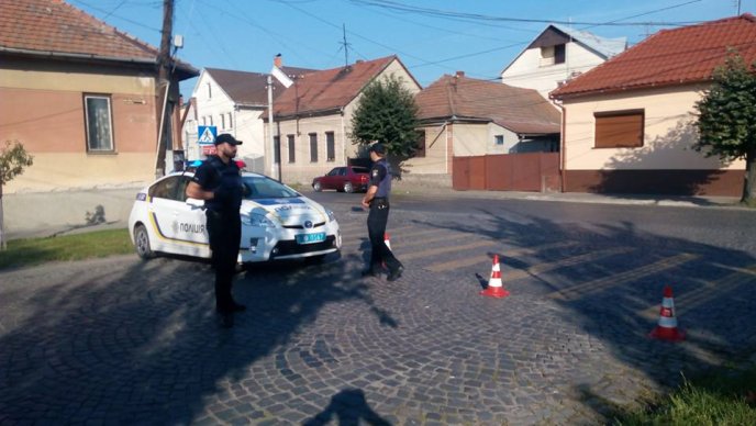 Поліція перекрила під’їзди до будівлі Мукачівського міськрайонного суду – 04