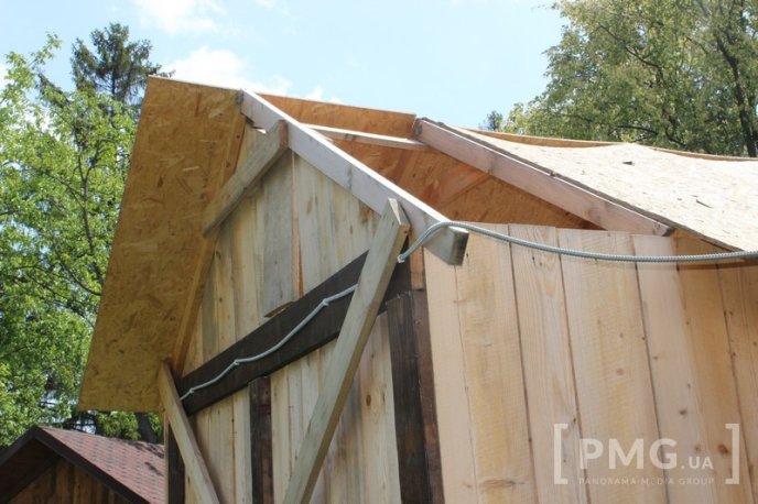 Збудовані до фестивалю "Червене вино" будиночки у парку "Перемога" руйнуються на очах – 10