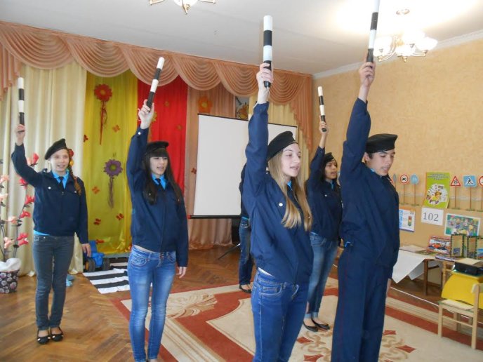 Правоохоронці Мукачева вчили дошкільнят правилам дорожнього руху – 05