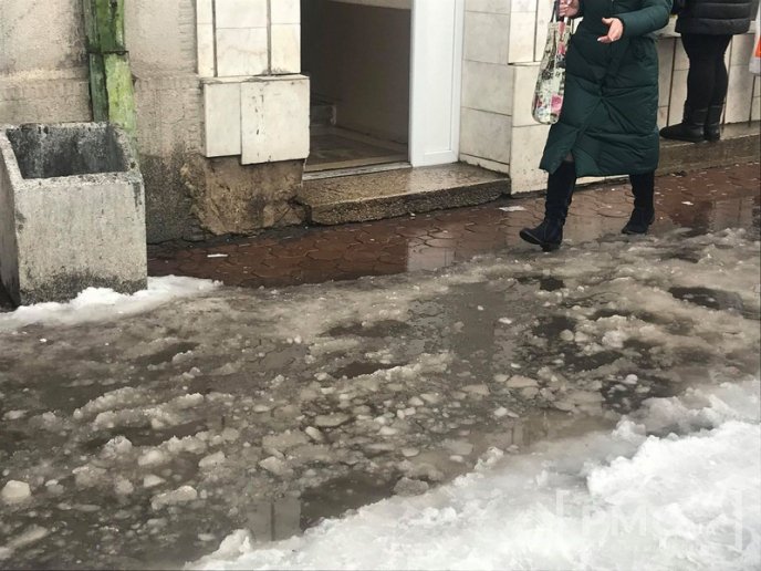 Відлига у Мукачеві: вулиці міста перетворилися на суцільні калюжі – 01