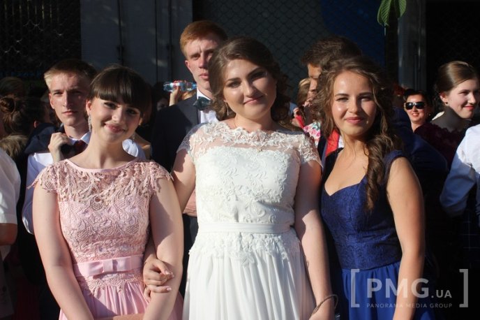 Свято випускників у Мукачеві: вальс, усмішки та селфі – 19 Свято випускників у Мукачеві: вальс, усмішки та селфі – 19