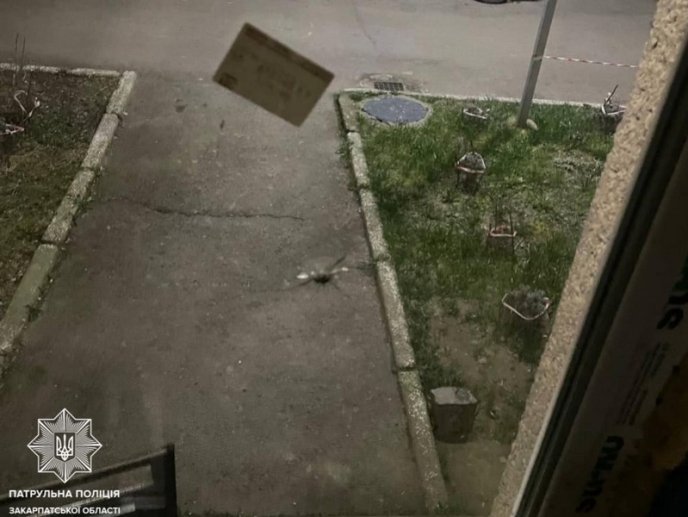 На Закарпатті чоловік влаштував стрілянину в під‘їзді будинку – 02 На Закарпатті чоловік влаштував стрілянину в під‘їзді будинку – 02