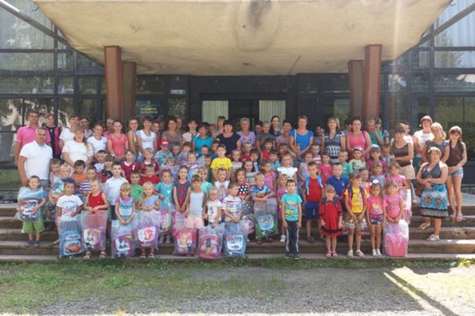 Першокласники із 12 сіл Тячівщини отримали шкільні ранці та приладдя – 07