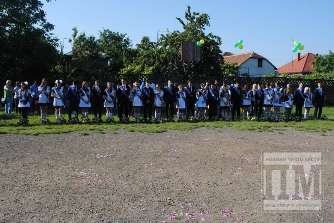 Останній дзвінок відлунав для випускників Мукачівської ЗОШ №6 (ФОТО) – 06