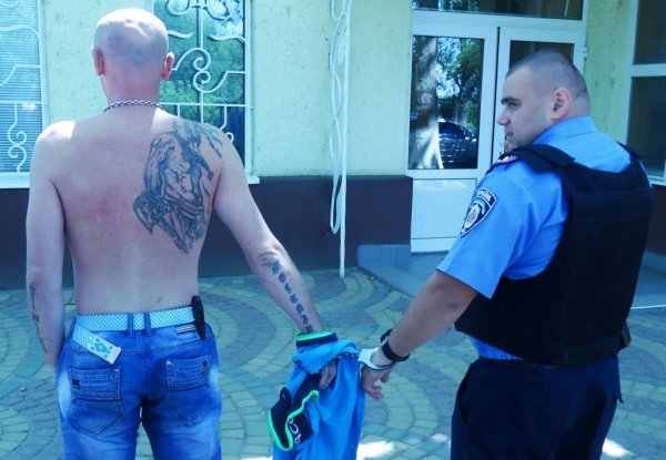 У Берегові чоловік намагався підірвати завод, вдома у зловмисника виявили масу фашистської символіки та арсенал зброї (ФОТО) – 01