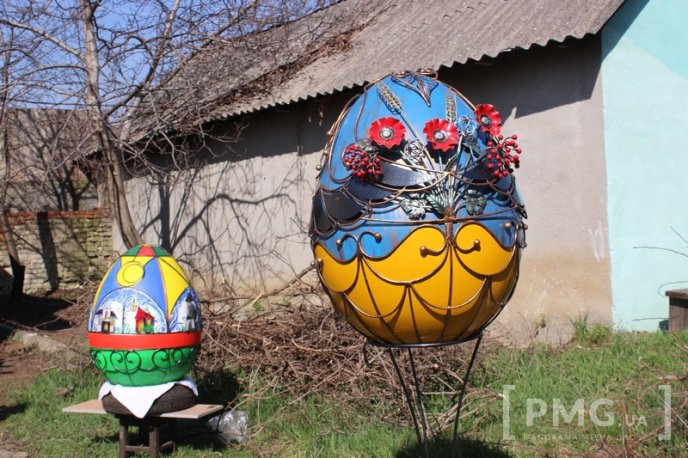 Завтра у центрі Мукачева розмістять дві гігантські ковані писанки – 15