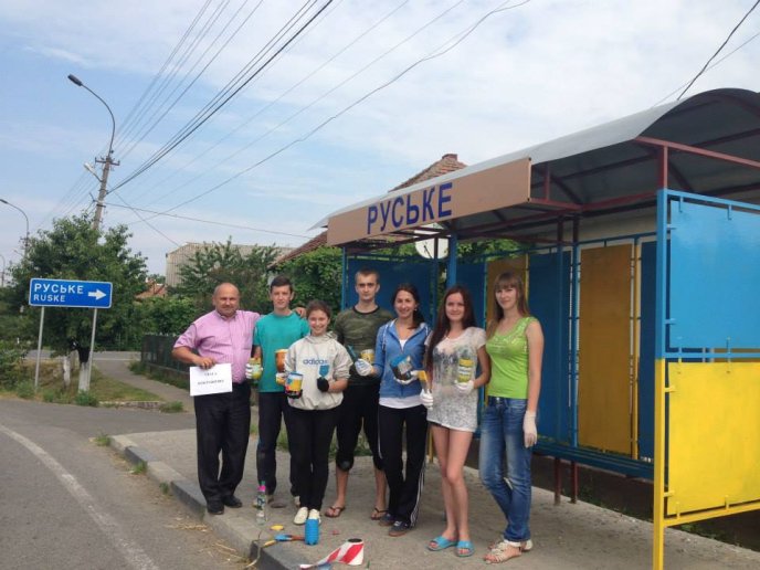 В селі Ракошино вказівник та автобусні зупинки перефарбували у кольори національного прапору України (ФОТО) – 20