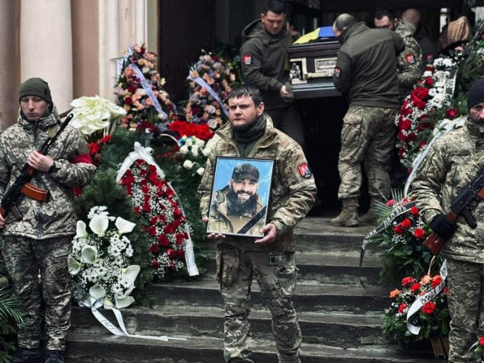 У Мукачеві провели в останню путь Артура Пашкуляка, який загинув на війні – 01