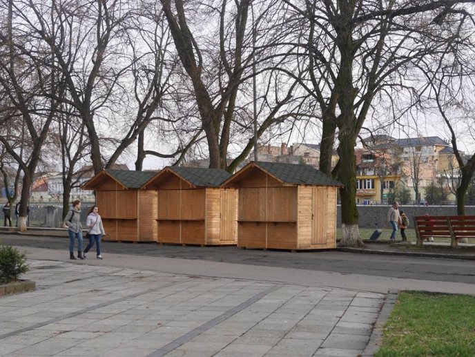 У центрі Ужгорода облаштовують будиночки для фестивалю-ярмарку "Медовуха Фест" – 03