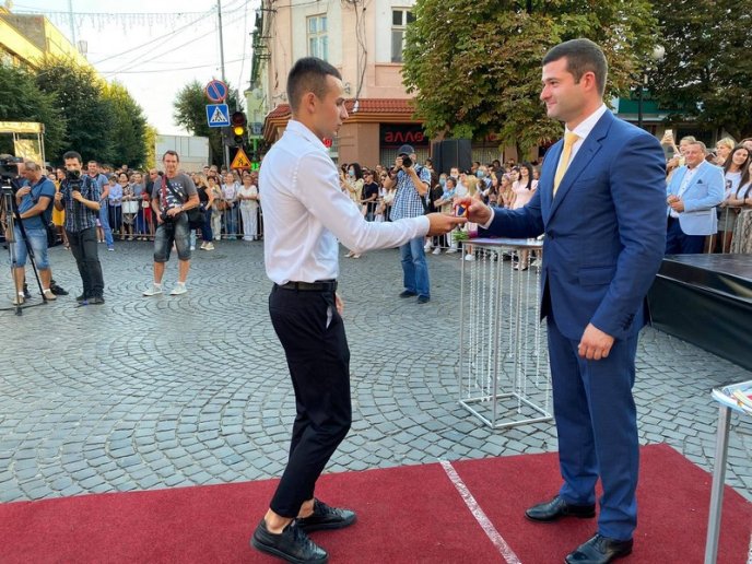 Парад випускників 2020: фото зі святкового дійства – 09