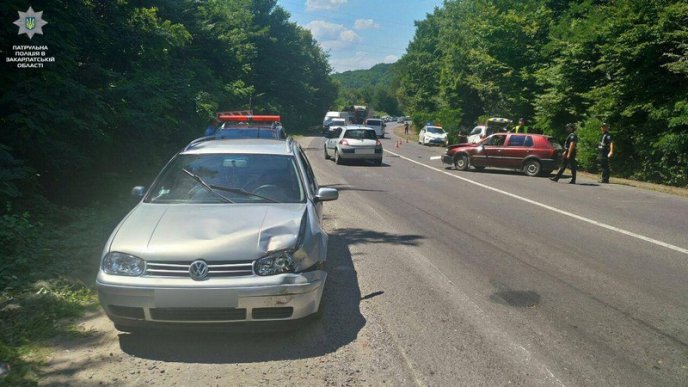 На трасі Київ-Чоп зіткнулися три машини. Серед них і авто поліції – 01