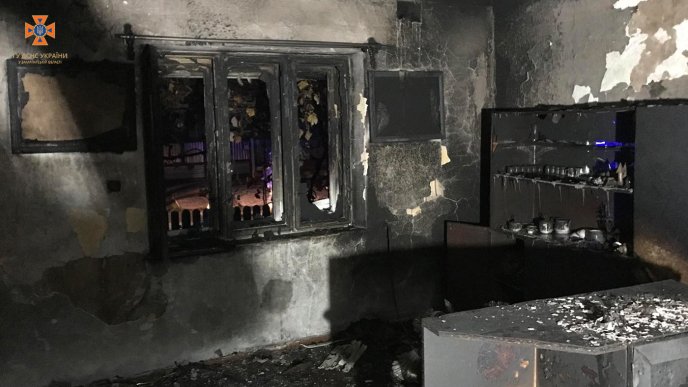 Горіли магазин, дзвіниця, будинки: рятувальники показали фото, що накоїв чоловік у селі – 02