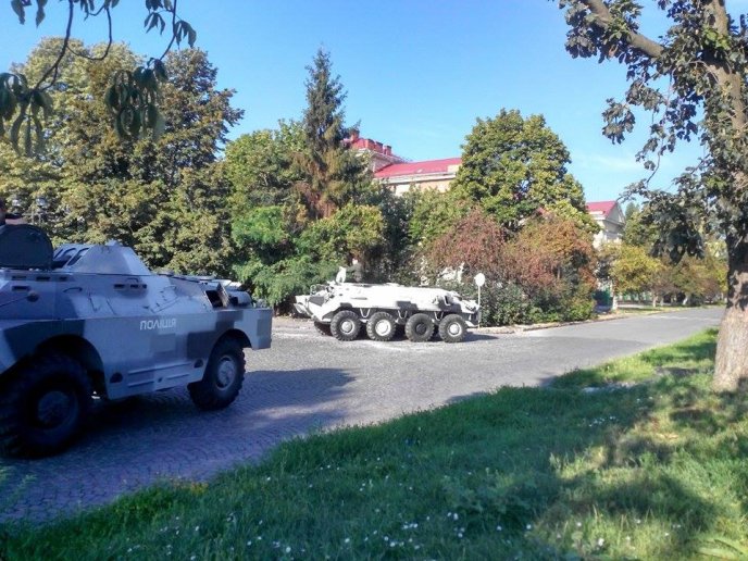 Біля обласного драмтеатру в Ужгороді БТРи: поліція готується до святкувань – 02