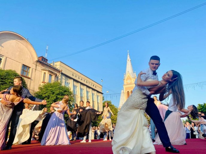 Парад випускників 2021: перші фото зі свята – 07