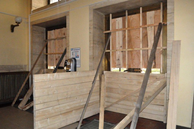 Будівлю Закарпатської ОДА забарикадували: вікна та двері забиті дошками (ФОТО) – 01