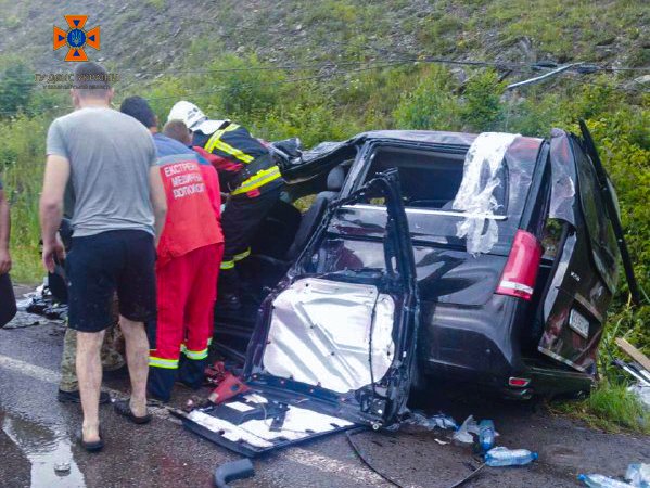 Водія мікроавтобуса затисло в салоні: опубліковано фото з місця потрійної аварії – 02