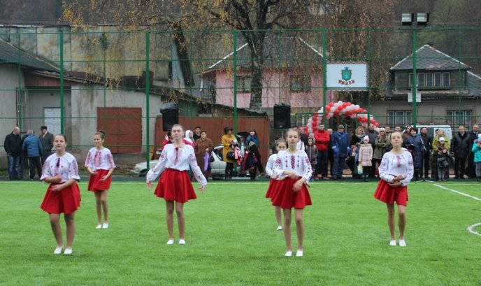 У Рахові відкрили новий спортивний майданчик – 05 У Рахові відкрили новий спортивний майданчик – 05