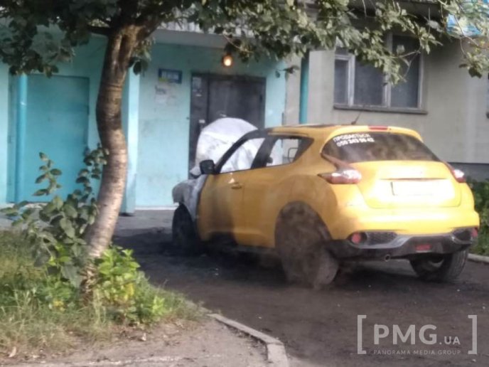 У мікрорайоні Росвигово в Мукачеві під ранок горів автомобіль – 01