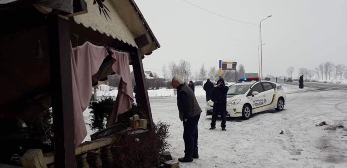 На трасі "Київ-Чоп" сталась ДТП: внаслідок зіткнення автівку відкинуло в будівлю кафе – 06