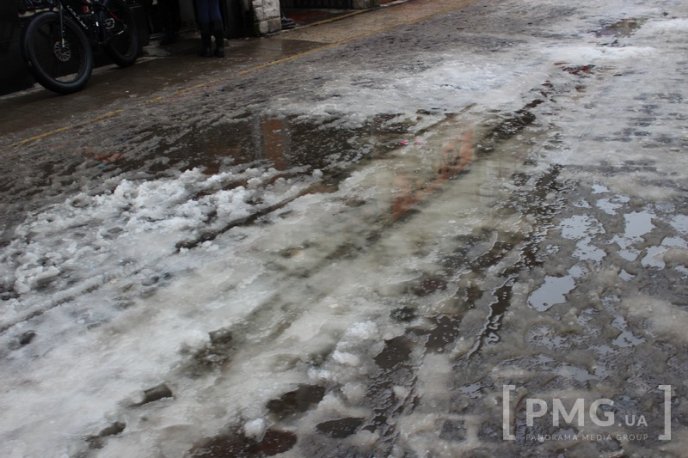 Одна з центральних вулиць Мукачева перетворилась на суцільну калюжу – 33