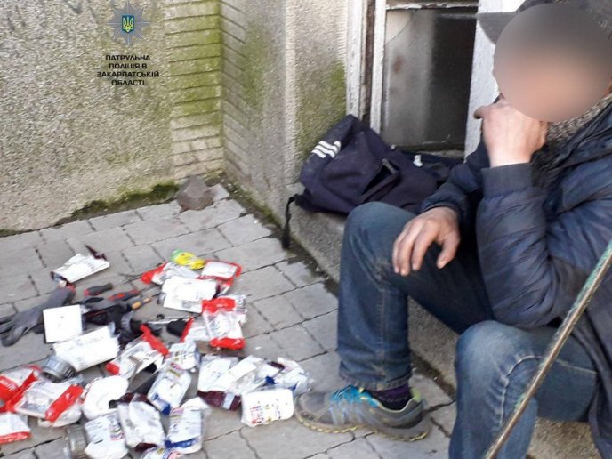 У Мукачеві чоловік проник у поліклініку і намагався скоїти злочин – 01