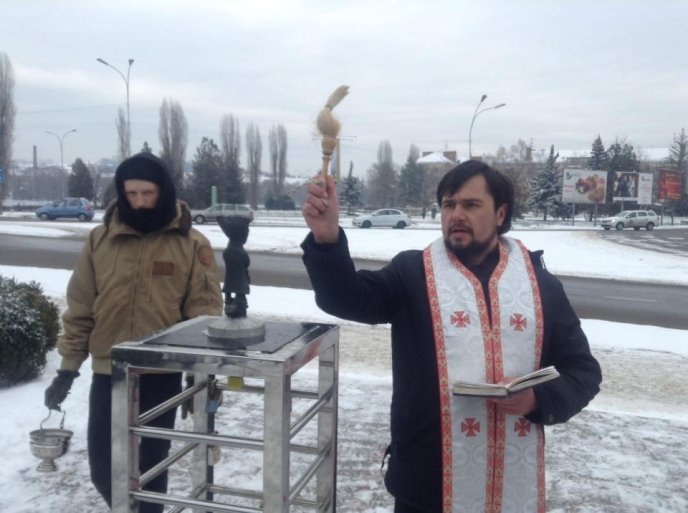 В Ужгороді освятили нові міні-скульптурки міста – 08