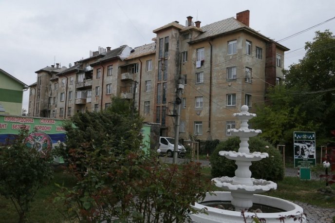 У Мукачеві капітально ремонтують дах однієї з багатоповерхівок – 02