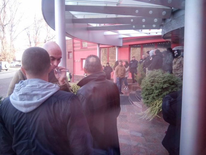 Молоді люди заблокували вхід у готель, де мав відбутись Регіональний Форум. Захід зірвано – 02 Молоді люди заблокували вхід у готель, де мав відбутись Регіональний Форум. Захід зірвано – 02
